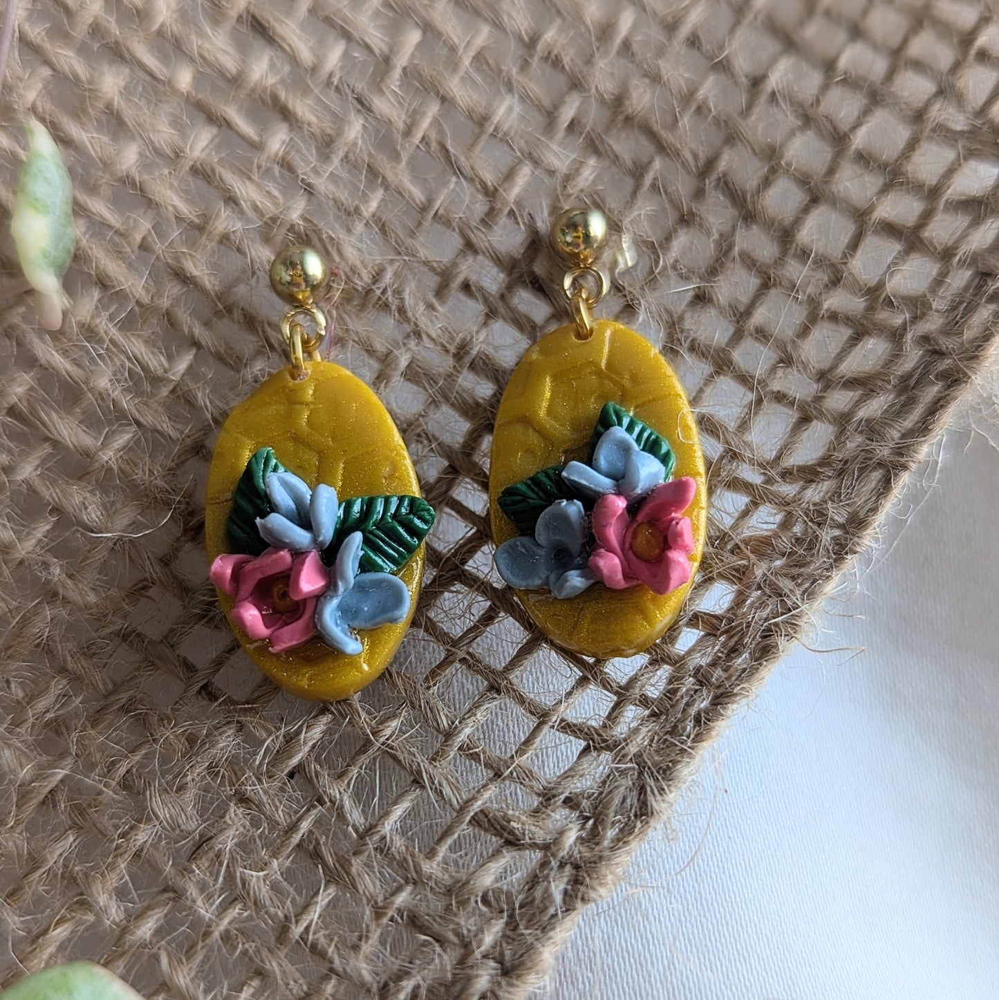 Honey comb stud earrings